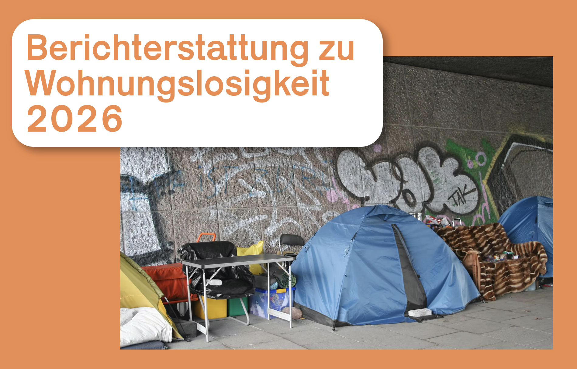 Man sieht ein Zelt einer Wohnungslosen Person an einer Mauer